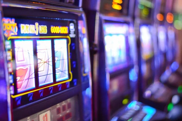 daun Live Blackjack table on mobile showing dealer video, player cards, and bet controls
